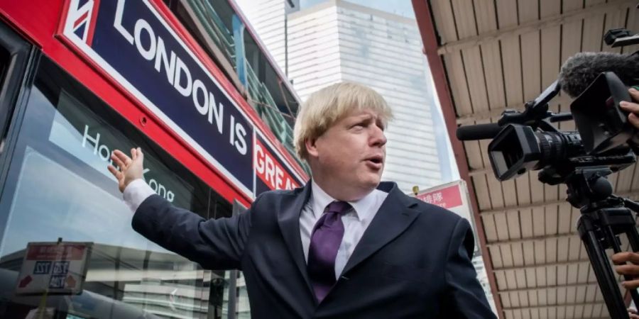 Boris Johnson beim Aussteigen aus einem Bus 2013