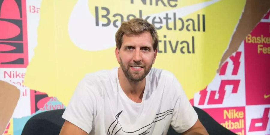 Dirk Nowitzki hält sich Tipps für Henrik Rödl zurück. Foto: Jörg Carstensen
