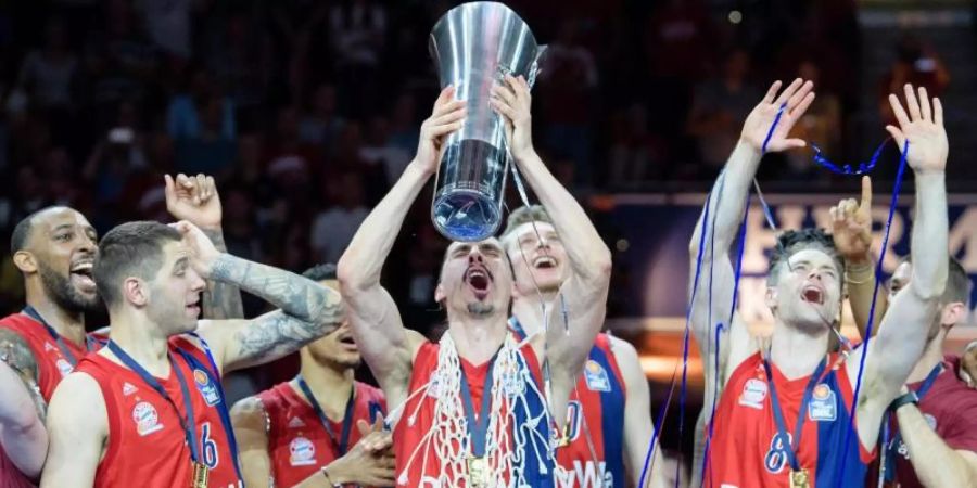 Die Spieler des FC Bayern München feiern die deutsche Meisterschaft. Foto: Matthias Balk