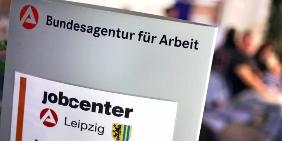 Jobcenter in Leipzig: Die Zahl der Arbeitslosen ist im Juli auf 2,275 Millionen gestiegen. Foto: Jan Woitas