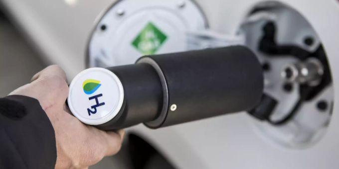 Getankt wird wie Benzin oder Diesel an der Zapfsäule. Wasserstoff Tankstelle