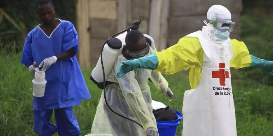 In Beni im Kongo reinigen sich Helfer nach der Arbeit in einem Ebola-Behandlungszentrum. Foto: Al-Hadji Kudra Maliro/AP