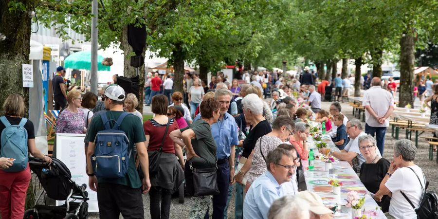 Alles ist angerichtet für das Mitsommerfest in Frauenfeld.