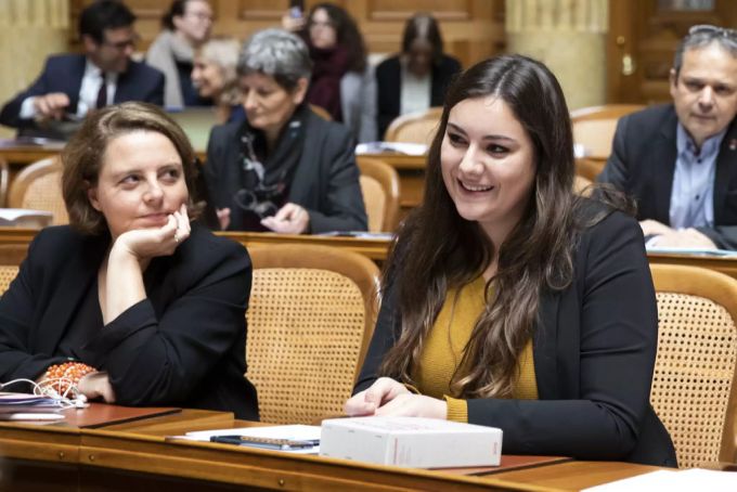 SP-Nationalrätin Samira Marti (r.) ist mit ihrer Forderung nach höheren Steuern auf Flugtickets aufgelaufen. Der Bundesrat lehnt sie ab. Samira Marti Bundesrat Flugticketabgabe