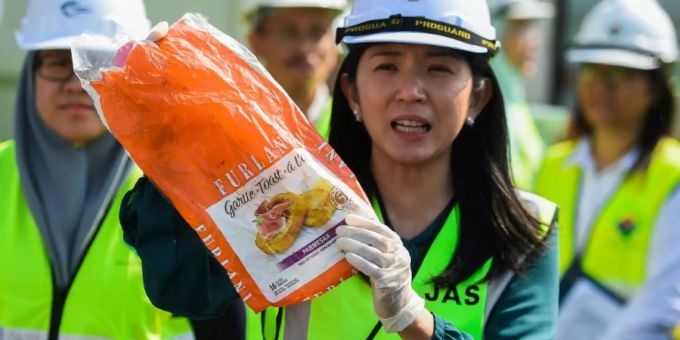Ministerin Yeo mit Plastikabfall im Hafen Port Klang Ministerin Yeo mit Plastikabfall im Hafen Port Klang
