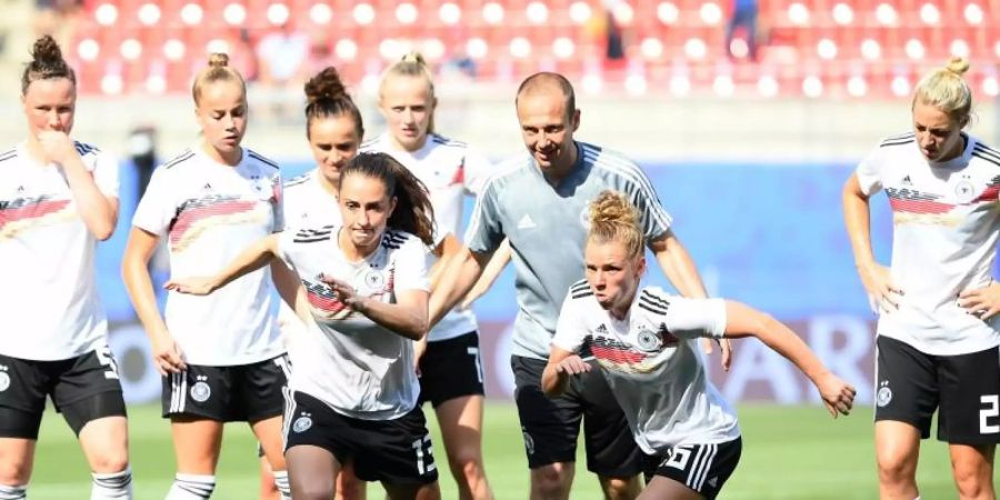 Die DFB-Spielerinnen beim Aufwärmen während der WM. Foto: Sebastian Gollnow