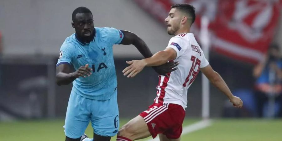 Tottenhams Davinson Sanchez (l) versucht an Piräus-Akteur Giorgos Masouras vorbeizukommen. Foto: Thanassis Stavrakis/AP