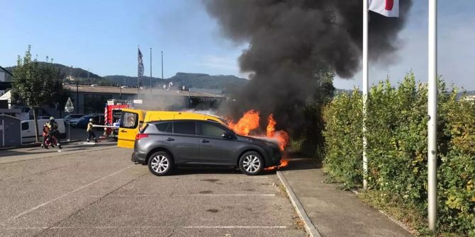 Zwei Fahrzeuge bei Brand vollends zerstört