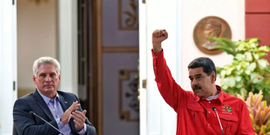 Die Präsidenten Kubas (r) und Venezuelas