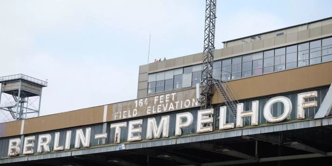 Stehen auf dem Flughafen Berlin-Tempelhof bald Sexboxen?