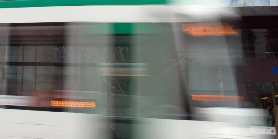 Eine Strassenbahn fährt durch Magdeburg. Foto: Klaus-Dietmar Gabbert