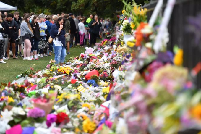 Menschen trauern nach den Anschlägen in Christchurch, Neuseeland. Brenton Tarrant pleads not guilty to terrorism and murder charges