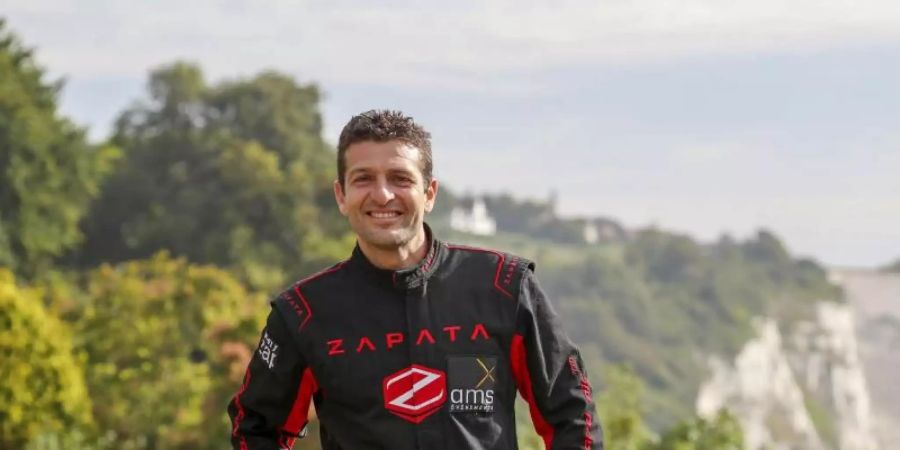 «Raketenmann» Franky Zapata nach der Landung mit seinem Flyboard. Foto: Steve Parsons