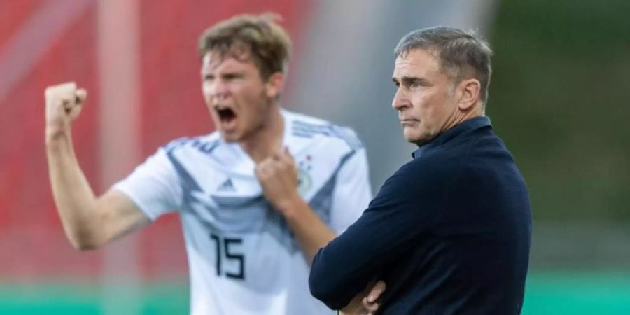 U21-Bundestrainer Stefan Kuntz (r) hat alles im Blick, Luca Kilian feiert das 2:0 gegen Griechenland. Foto: Robert Michael