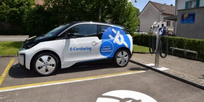 Das Carsharing Fahrzeug der Gemeinde Dottikon AG steht auf dem Sternenparkplatz. Gemeinde Dottikon