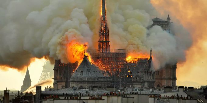 Flammen und Rauch steigen aus der Pariser Kathedrale Notre-Dame am 15. April auf. Notre-Dame Paris Brand