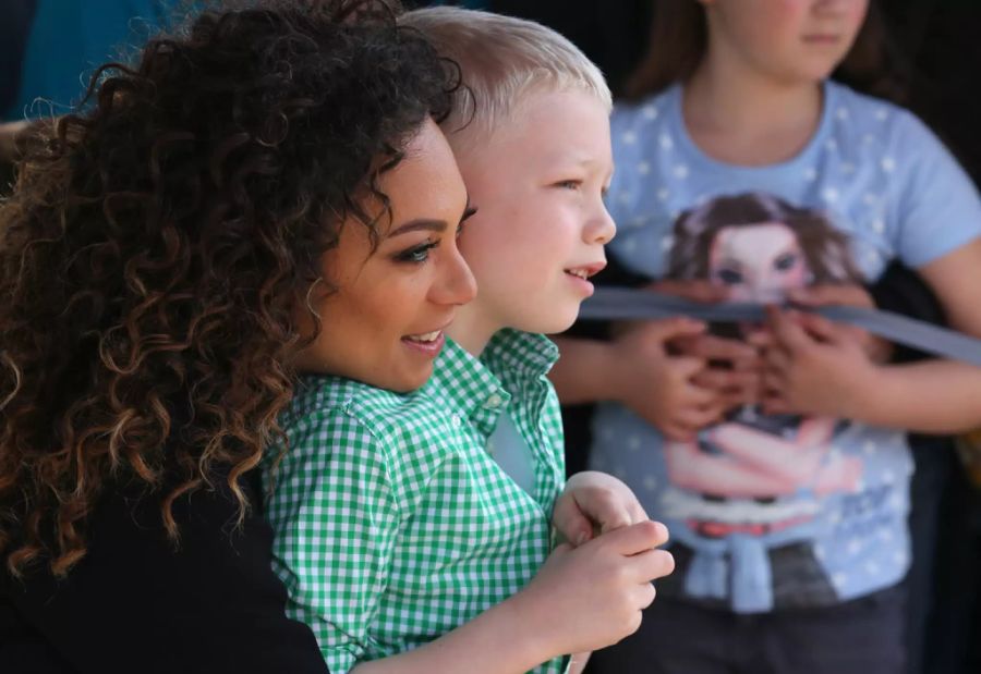 Lilly Becker und Sohn Amadeus, damals sieben Jahre alt, bei einer Eröffnungsfeier im Legoland im April 2017.