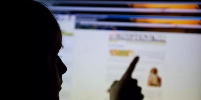 Mehr als jeder Zweite der 12- bis 17-Jährigen in Deutschland hat in den vergangenen zwölf Monaten sexuelle Inhalte oder Darstellungen gesehen - meist im Internet. Foto: Patrick Pleul Mehr als jeder Zweite der 12- bis 17-Jährigen in Deutschland hat in den vergangenen zwölf Monaten sexuelle Inhalte oder Darstellungen gesehen - meist im Internet. Foto: Patrick Pleul