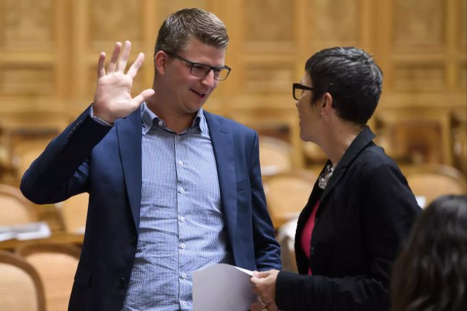 Mike Egger, SVP-SG, links, und Barbara Gysi, SP-SG, rechts, sprechen während der Herbstsession der Eidgenössischen Räte, am Montag, 16. September 2019 im Nationalrat in Bern. (KEYSTONE/Anthony Anex) PARLAMENT, NATIONALRAT, SESSION,.HERBSTSESESSION,
