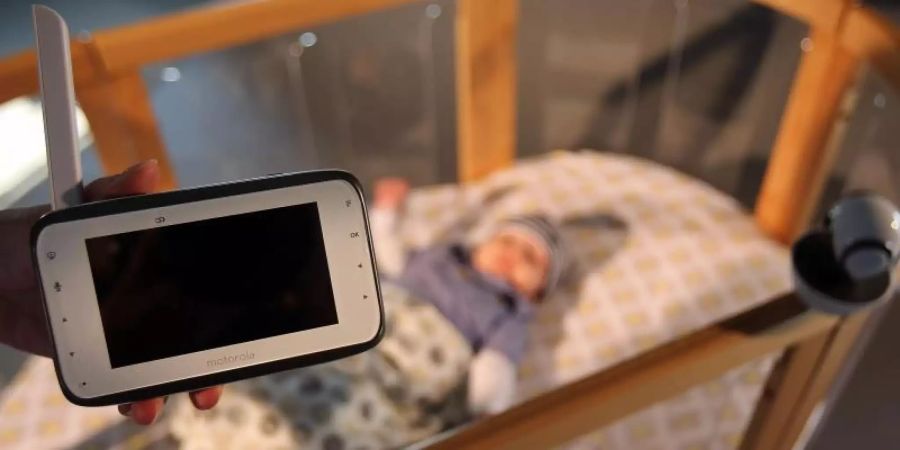 Auf dem Smartphone könnten Mama und Papa Herzschlag und Atembewegungen des Kindes überwachen. Foto: Oliver Berg/Illustration