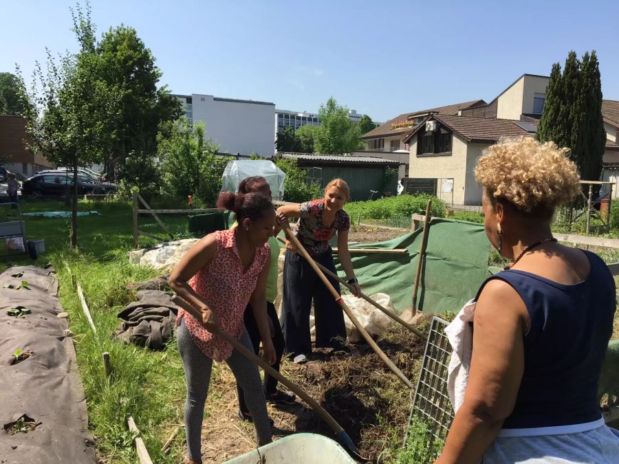 Die Sozialdemokratin schätzt den interkulturellen Austausch bei der Gartenarbeit.