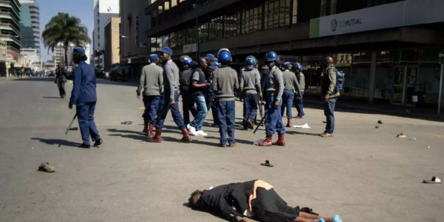 Bewusstlos geschlagene Demonstrantin in Harare