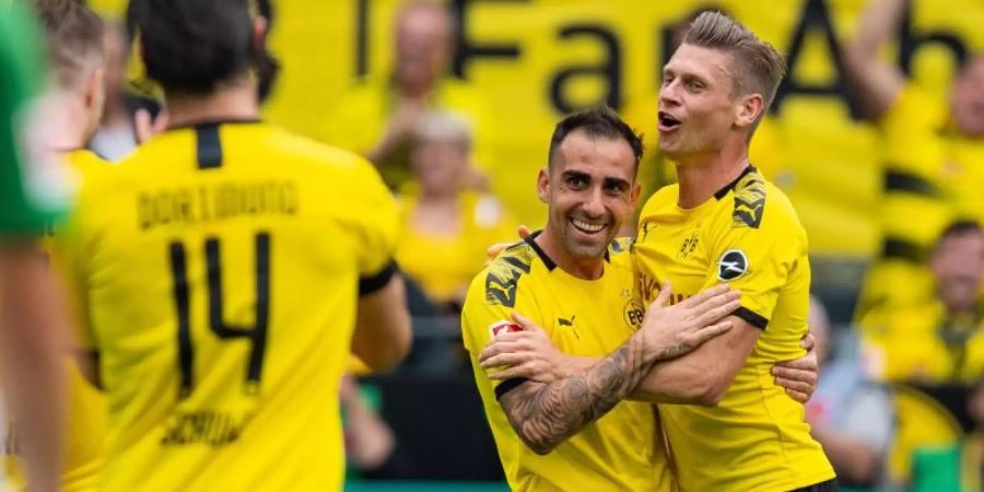 Doppelpacker Paco Alcacer jubelt mit Lukasz Piszczek (r) über seinen Treffer zum 4:1. Foto: Guido Kirchner