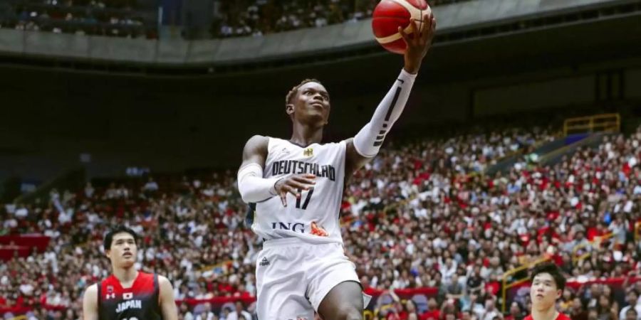 Dennis Schröder (M.) soll die deutschen Korbjäger bei der WM zum Erfolg führen. Foto: Masanori Kumagai/Kyodo News/AP