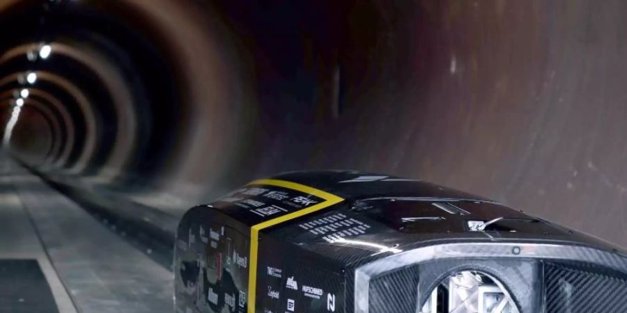 Mit ihrer rasenden Kapsel haben Studenten der Technischen Universität (TU) München wieder einen sogenannten Hyperloop-Wettbewerb gewonnen. Das windschnittige Fahrzeug namens Pod, das durch eine Röhre nahezu luftleere Röhre raste, erreichte eine Geschwindigkeit von 463 Stundenkilometern. Foto: TUM