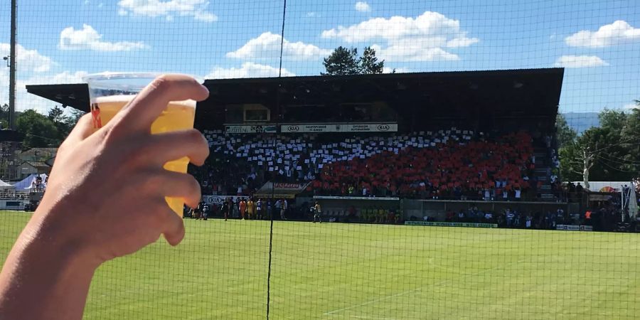 Stadion Brügglifeld des FC Aarau in Suhr mit Bier und toller Kulisse vor dem Barrage Spiel gegen Xamax FCS am 2. Juni 2019