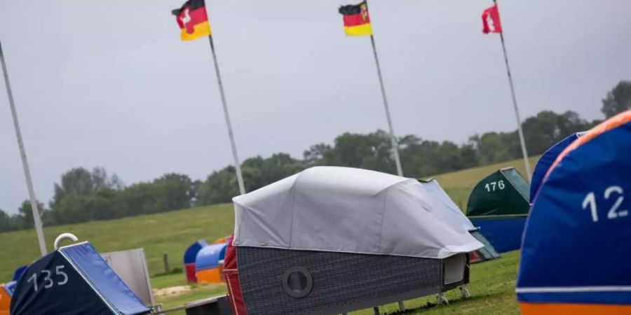 Ein Schlafstrandkorb auf einer Wiese in Otterndorf. Foto: Mohssen Assanimoghaddam