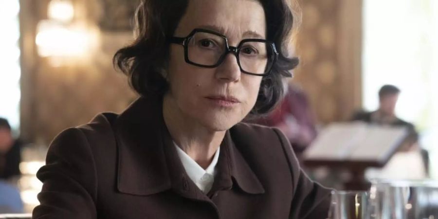 Olga (Helen Mirren) ist Annas Auftraggeberin beim KGB. Foto: Shanna Besson/STUDIOCANAL