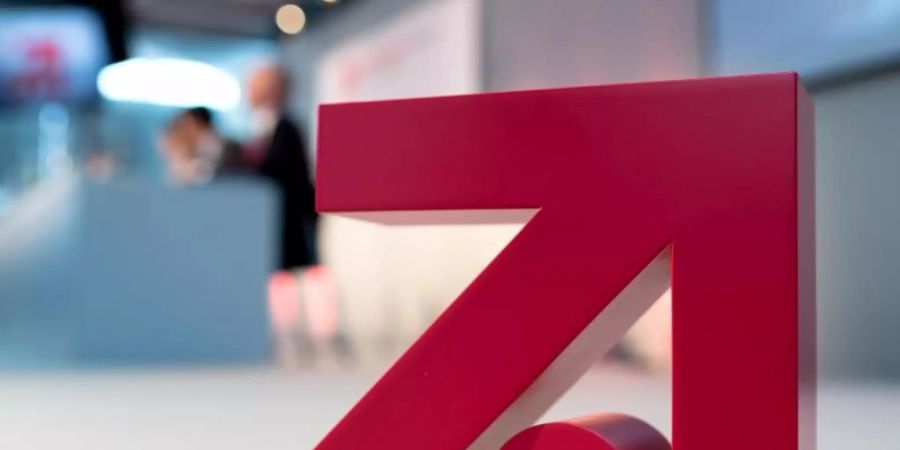 Das Logo der ProSiebenSat.1 Media AG ist in der Konzernzentrale in Unterföhring vor einem Podium zu sehen. Foto: Sven Hoppe