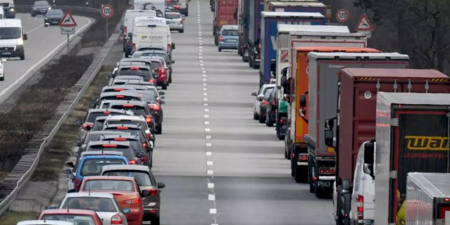 Fahrer von Pkw und Lkw bilden auf einer Autobahn eine Rettungsgasse. Foto: Holger Hollemann