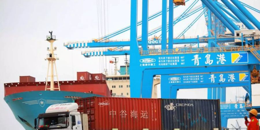 Der Hafen von Qingdao. Die US-Regierung wird die Einführung der jüngst angekündigten Strafzölle auf Importe aus China für einige Produktgruppen verschieben. Foto: Yu Fangping/SIPA Asia via ZUMA Wire