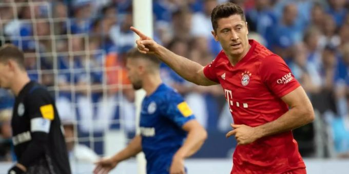 Derzeit nicht zu stoppen: Bayerns Lewandowski erzielt drei Tore gegen den FC Schalke 04. Foto: Federico Gambarini Derzeit nicht zu stoppen: Bayerns Lewandowski erzielt drei Tore gegen den FC Schalke 04. Foto: Federico Gambarini