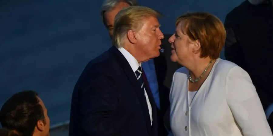 Donald Trump und Bundeskanzlerin Angela Merkel (CDU) in Biarritz