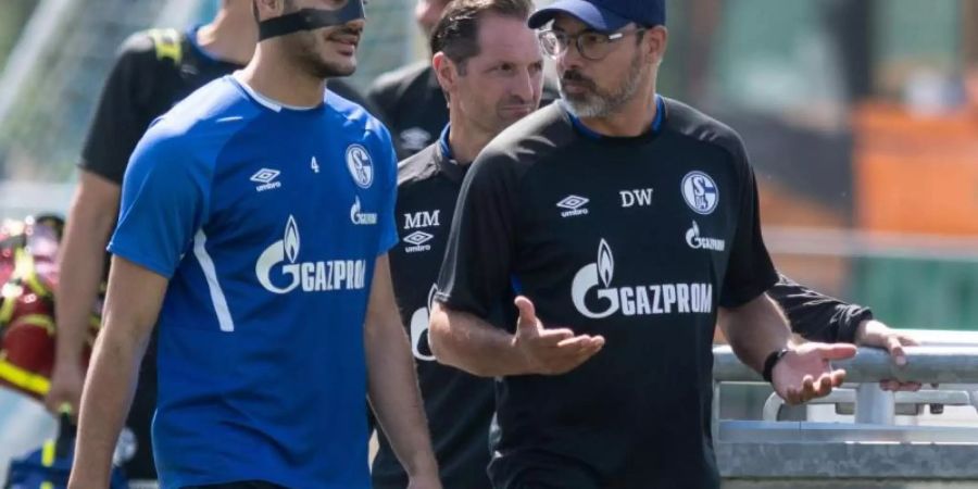 Schalke-Trainer David Wagner (r) im Gespräch mit Neuzugang Ozan Kabak. Foto: Bernd Thissen
