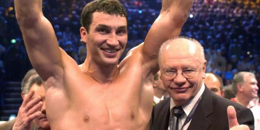 Klaus-Peter Kohl posiert 2003 im Ring mit Wladimir Klitschko. Foto: Maurizio Gambarini/Zentralbild/dpa