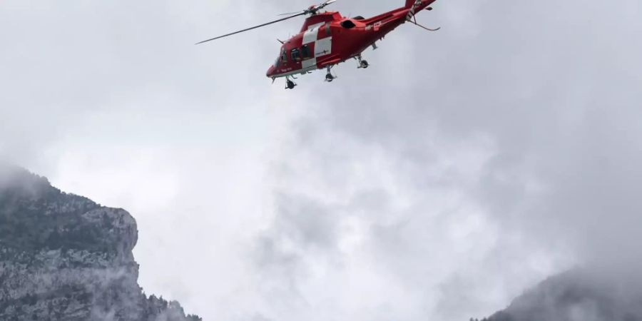 Trotz der Rettungsaktion der Rega verstarb ein verunfallter Holzarbeiter aus Obwalden im Spital. (Symbolbild)