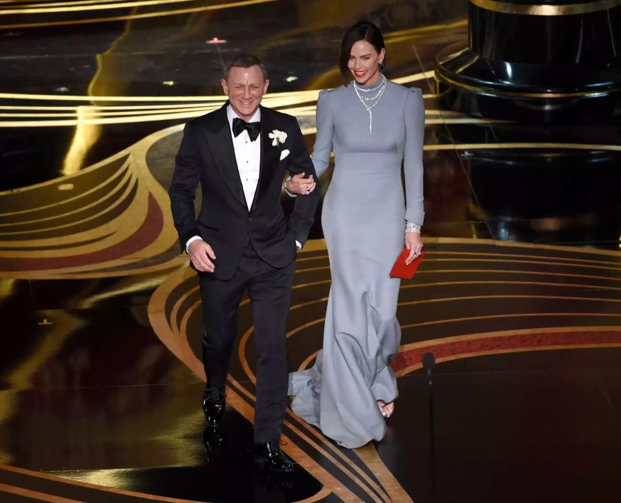 Daniel Craig (l) und Charlize Theron präsentieren während der Verleihung der 91. Academy Awards, den Oscars 2019 im Dolby Theatre, die Auszeichnung für den besten Nebendarsteller.