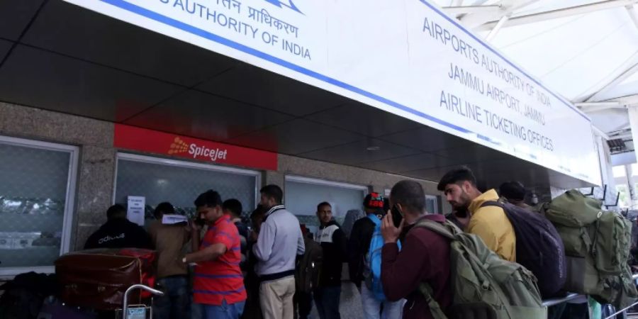 Gestrandete Passagiere am Flughafen von Jammu