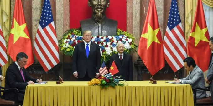 Trump und Vietnams PRäsident Nguyen Phu Trong Trump und Vietnams PRäsident Nguyen Phu Trong