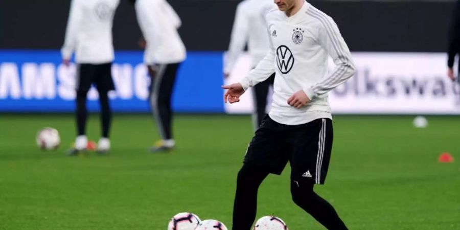 Muss gegen die Niederlande vorerst auf der Bank Platz nehmen: Marco Reus. Foto: Peter Steffen