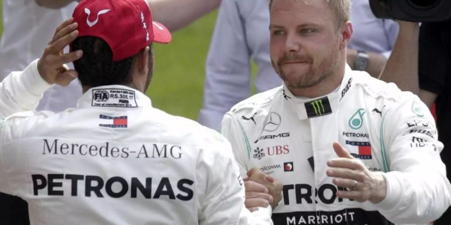 Einen eventuell aufkommenden Konkurrenzkampf zwischen den Mercedes-Piloten Valtteri Bottas (r) und Lewis Hamilton will Motorsportchef Wolff zeitig unterbinden. Foto: Andy Wong/AP