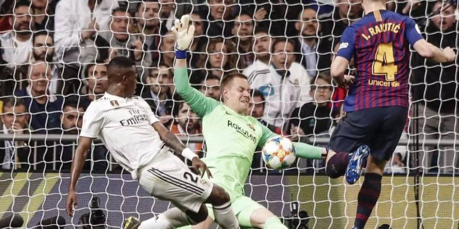 Barca-Keeper Marc-Andre ter Stegen (M) wehrt den Ball von Madrids Daniel Carvajal (l) ab. Foto: Enrique de la Fuente/gtres