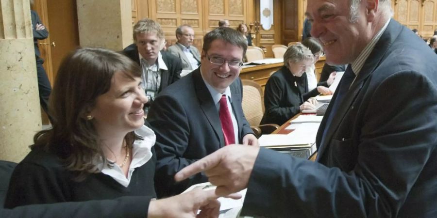 Da war die Stimmung noch gut: die mittlerweile zurückgetretene SP-Nationalrätin Chantal Galladé mit Nationalrat und SP-Parteipräsident Christian Levrat (Mitte) im Parlament. (Archivbild)