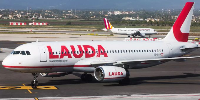 Ein Airbus A320 der Fluggesellschaft Laudamotion rollt am Flughafen von Palma de Mallorca zum Gate. (Symbolbild) Laudamotion