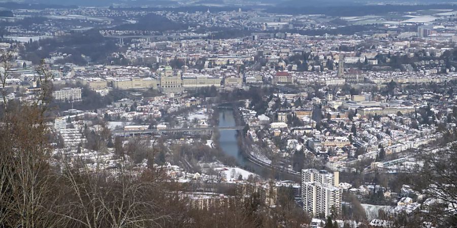 Die Stadt Bern - hier vom Berner Hausberg Gurten aus - wird Firmensitz des Nutzfahrzeug-Zulieferers Wabco Automotive. (Archivbild)