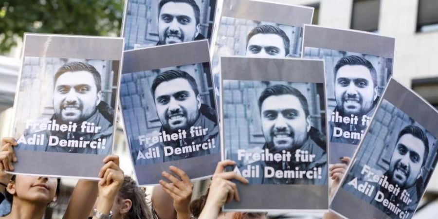 Demonstranten fordern die Freilassung des in der Türkei inhaftierten Journalisten Adil Demirci. Demirci (33) sass seit April in Istanbul in Untersuchungshaft. Foto: Christoph Hardt/Geisler-Fotopress